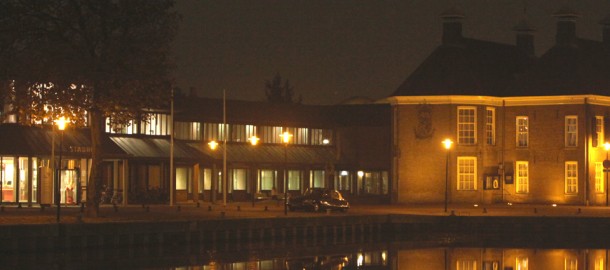 kop gemeentehuis bij avond